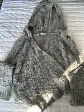 Zara Gray Cable-Knit V-Neck Hooded Sweater